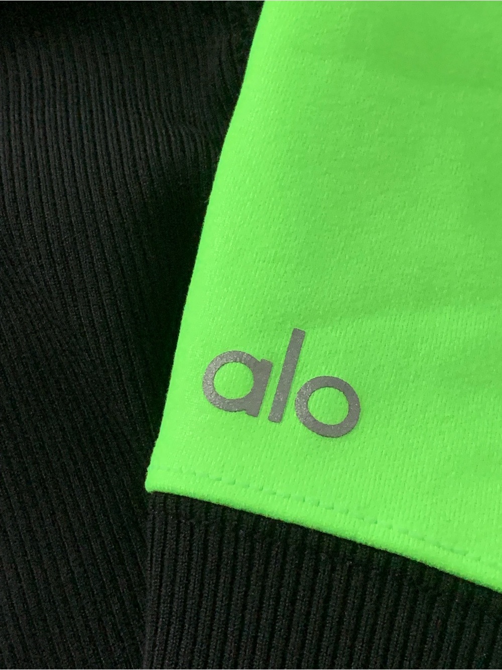 ALO Yoga Goddess Ribbed Legging in a vibrant Green & Black | Size Medium - Picture 9 of 10